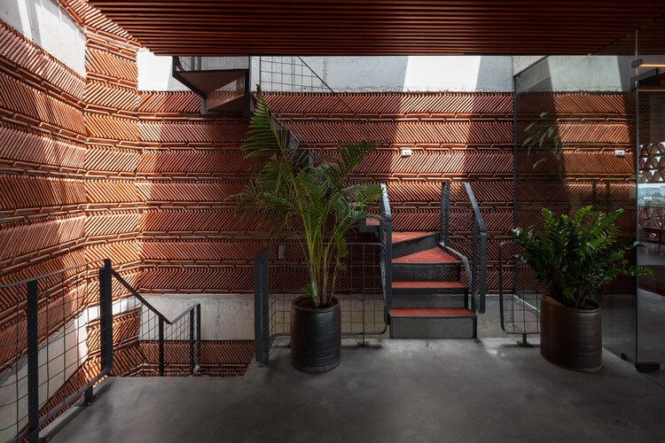 Ngói Space / H&P Architects — Фотография интерьера, кирпич