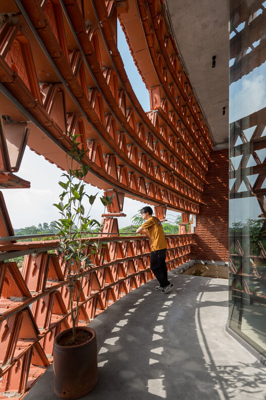 Ngói Space / H&P Architects — Фотография интерьера, балка