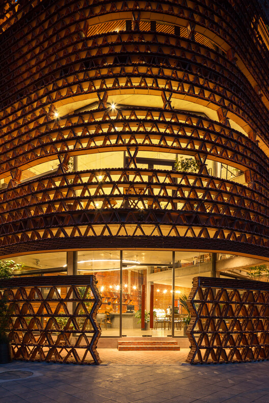 Ngói Space / H&P Architects — Фотография экстерьера, балка