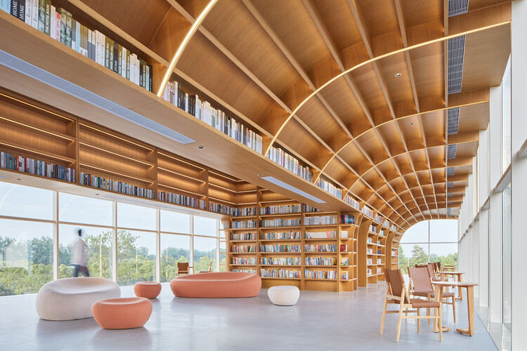 Библиотека Horizon / Протопейзажи - Фотография интерьера, Стол, Окна, Стул, Балка