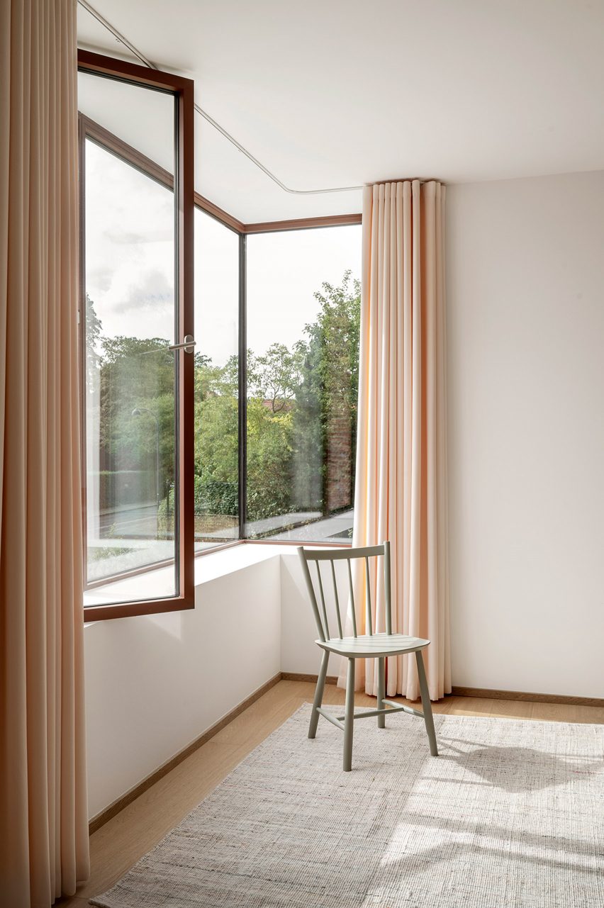 Белая спальня дома Kildeskovsvej от Valbæk Brørup Architects