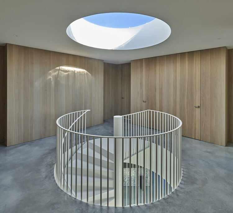 Дом на холме / Tham & Videgård Arkitekter - Фотография интерьера, лестница, освещение, перила, спальня