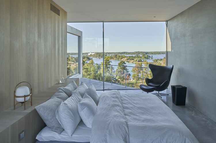 Дом на холме / Tham & Videgård Arkitekter - Фотография интерьера, гостиная, стул, спальня