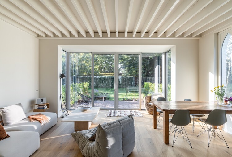 Kadans Co-housing / B-architecten - Фотография интерьера, гостиная, окна, стол