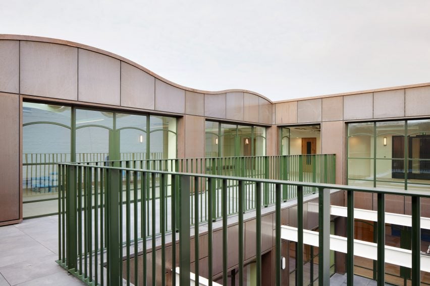 Внешняя терраса на обойной фабрике от dMFK Architects и Dorrington