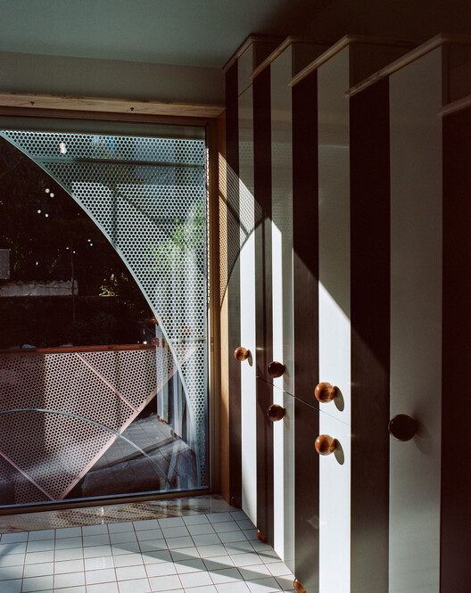 Дом Волны из стекла и облака металла / фала — изображение 12 из 25