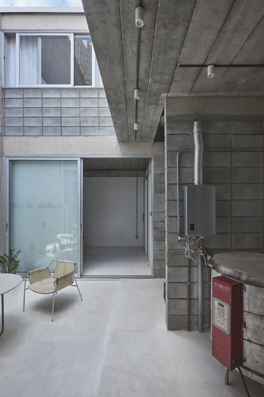 Дом в Барра Фунда / gru.a + LINHA Arquitetura - Фотография интерьера, ванная комната, окна