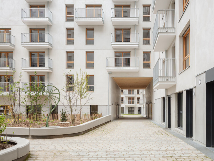 93 Petit Apartments / Studio Razavi Architecture - Фотография интерьера, окон, фасада