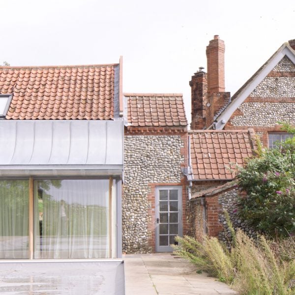 Alexander Hills Architects превращает фермерский дом в доступный дом