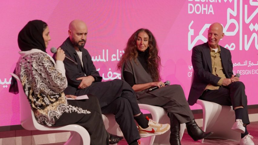 Кадр из видео Самира Бантала, Мануэлы Лука-Дацио и Бена ван Беркеля, сидящих на сцене за панелью на Форуме дизайна в Дохе, с ярко-розовым экраном позади них.