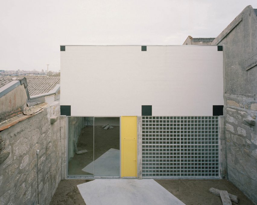 Фасад Многоликого дома от Fala Atelier в Порту с черным стеклом