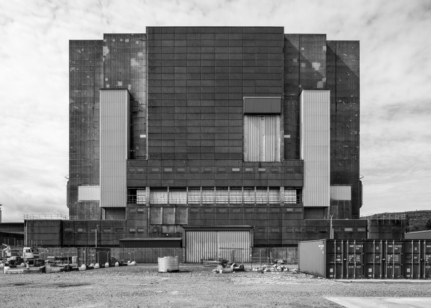Атомная электростанция Траусфинидд в жестоком Уэльсе, книга Саймона Фиппса