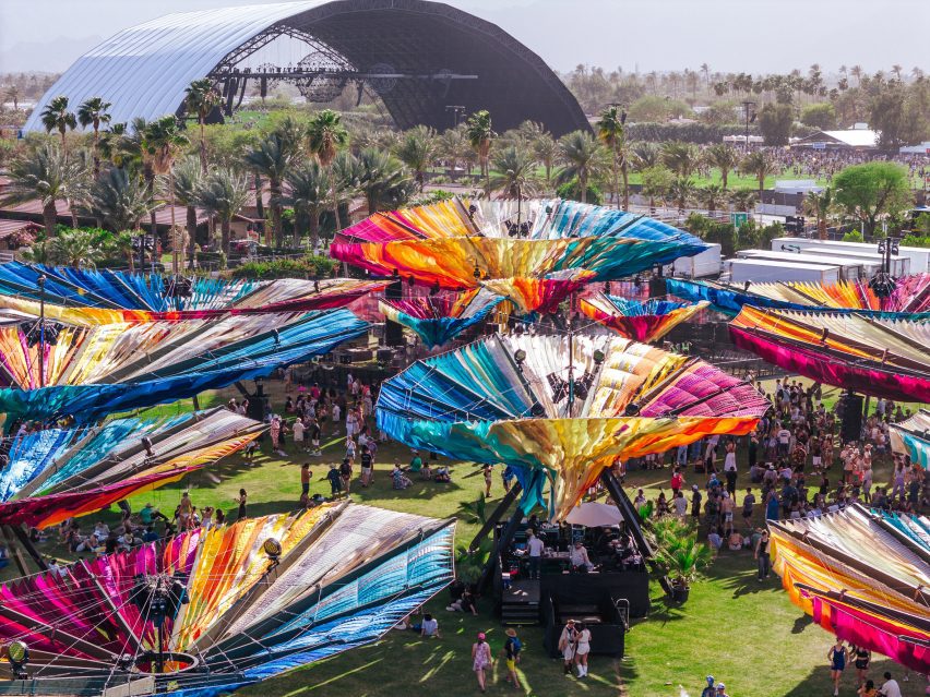Плавающие тканевые инсталляции для фестиваля Coachella