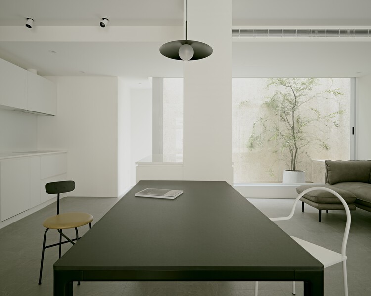 Дом Хуана / Студия дизайна ZHUI - Фотография интерьера, стол, освещение, стул