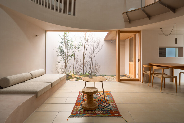 Дом в Шукугаве/Арболе - Фотография интерьера, гостиная, стол