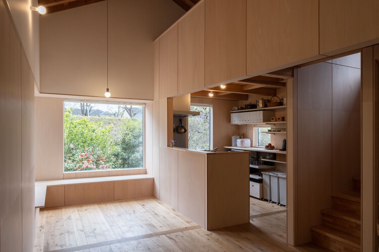 Дом в Уманосе / Buttondesign - Фотография интерьера, кухня, окна, стул, столешница, балка