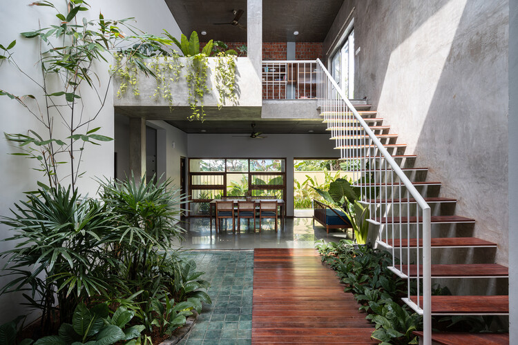 HAVEN Residence / VSP Architects - Фотография интерьера, стол, лестница, фасад, стул, перила