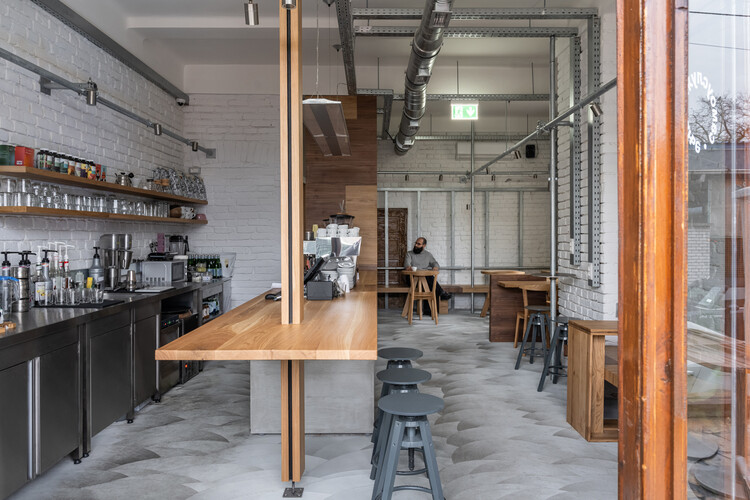 Кафетерия / Kidz Studio - Фотография интерьера, кухня, стол, стеллажи