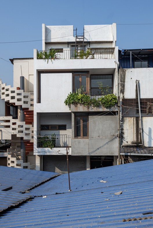 Компактный дом / Дизайн Рахула Пудейла — фотография экстерьера, окон, фасада