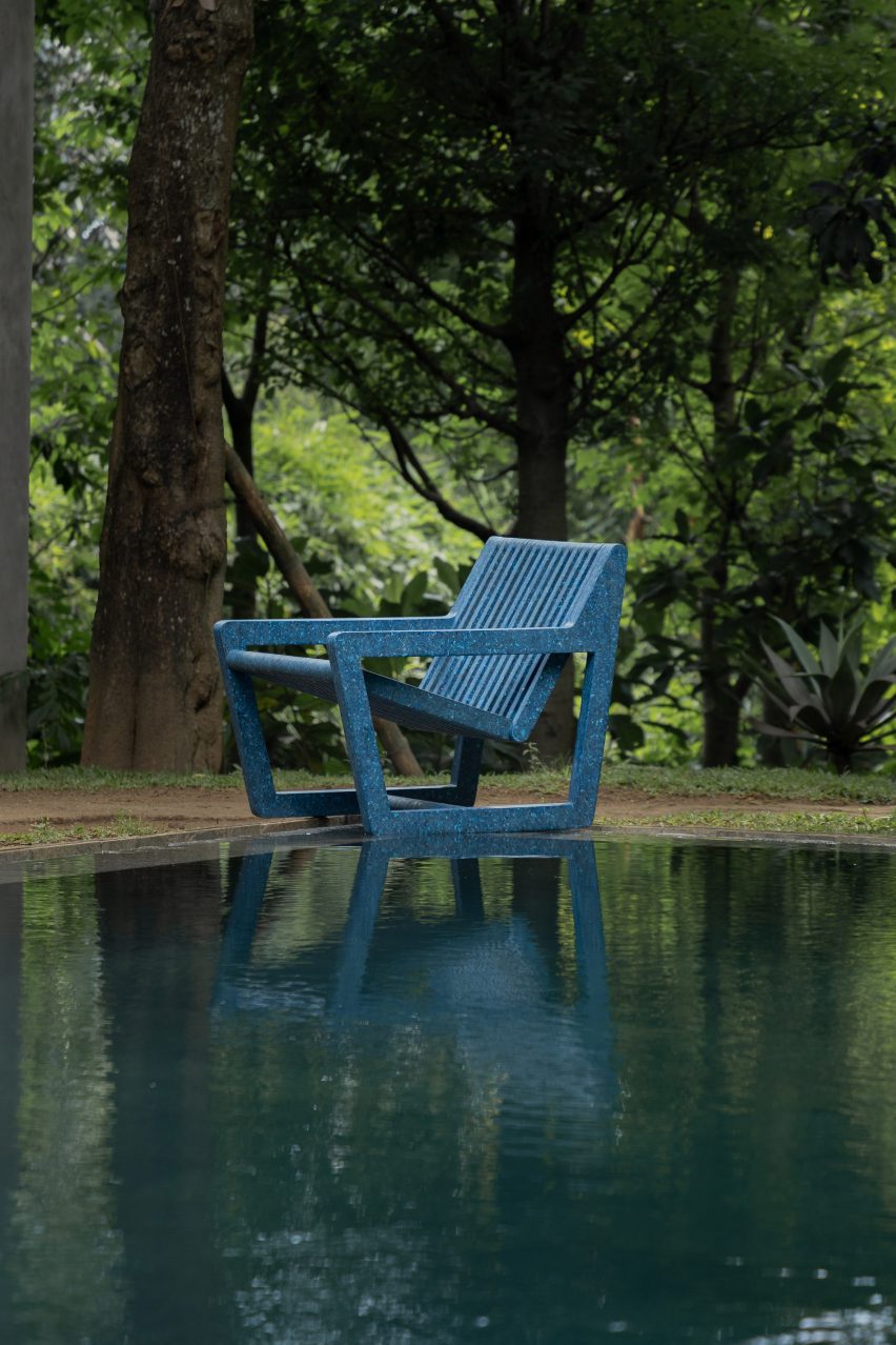 Синий стул Ombak рядом с бассейном