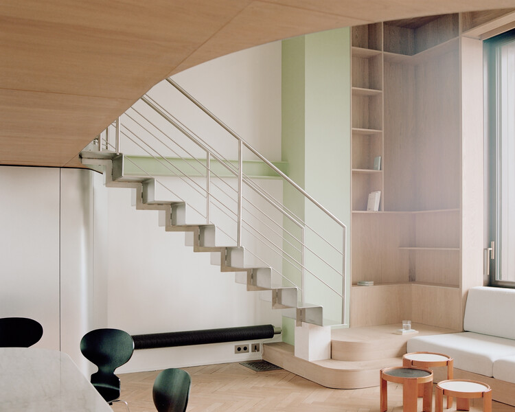 Маяк / Toledano+Architects - Фотография интерьера, лестница, стол