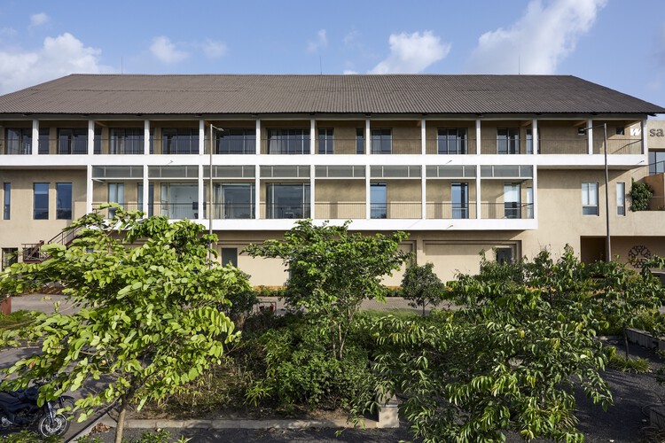 Многопрофильная больница JSW Сандживани / SJK Architects — фотография экстерьера, окна, фасад