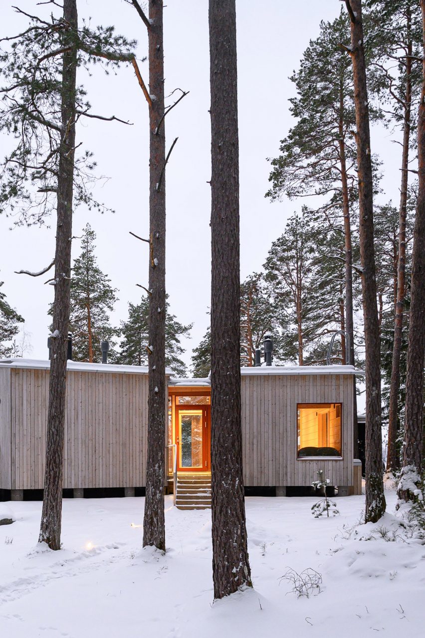 Деревянный фасад дома отдыха «Две сестры» в Финляндии