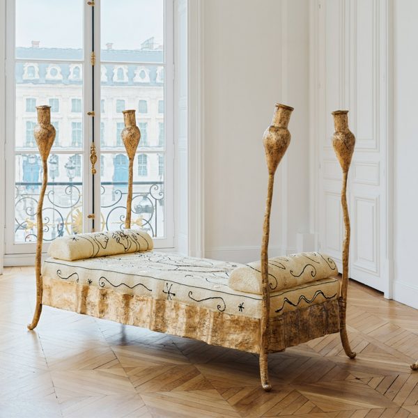 Schiaparelli представляет сюрреалистическую мебель из бронзы и шелка