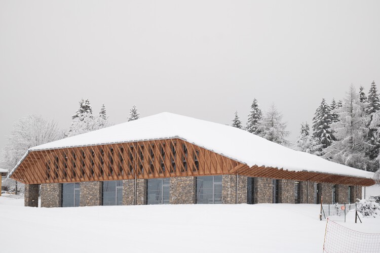 Северный образовательный и спортивный центр Ла-Феклаз / Brenas Doucerain Architectes — изображение 1 из 20