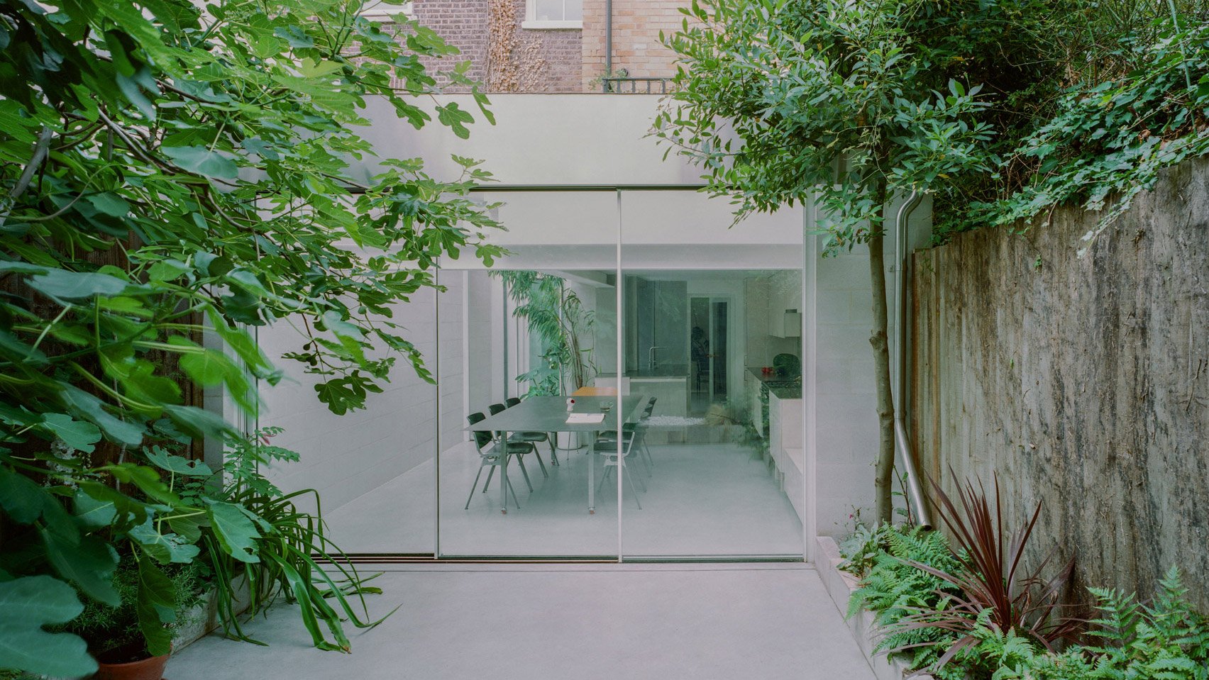 Unknown Works реконструирует «тесный» дом соучредителя Oasis в Лондоне