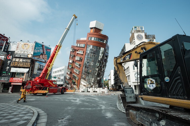Землетрясение произошло на Тайване: как строгие строительные нормы и правила предотвратили большую катастрофу – изображение 1 из 4