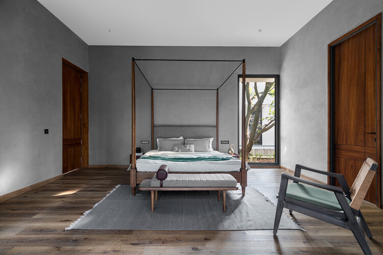 House of Mango Shadows / Design iO - Фотография интерьера, спальня, кровать