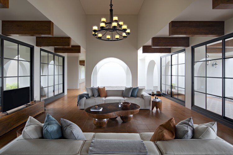 Резиденция Вилларчи / Gets Architects — Фотография интерьера, гостиная, стол, диван, освещение