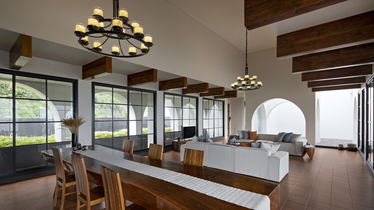 Резиденция Вилларчи / Gets Architects — Фотография интерьера, кухня, стол, стул, окна