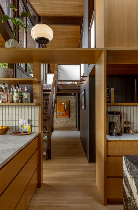 Lark House / SHED Архитектура и дизайн - Фотография интерьера, кухня, балка