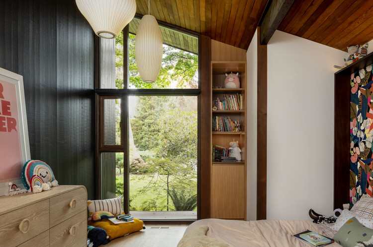 Lark House / SHED Архитектура и дизайн - Фотография интерьера, спальня, окна, дерево