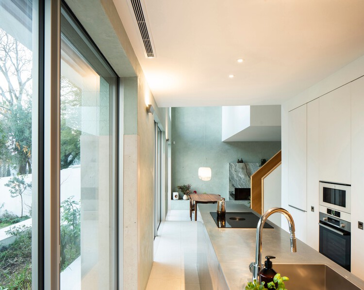 Дом № 11 – Santa Isabel / Camarim Arquitectos – Фотография интерьера, кухня, стол, окна, стул, столешница