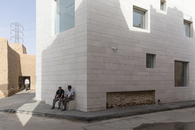 Культурный центр Шамалат / SYN Architects - Экстерьерная фотография, окна, фасад