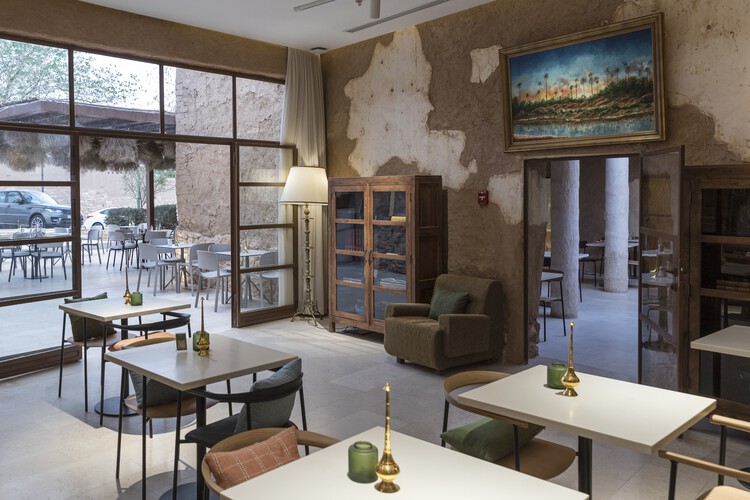 Культурный центр Шамалат / SYN Architects - Фотография интерьера, стол, диван, стул, стеллажи