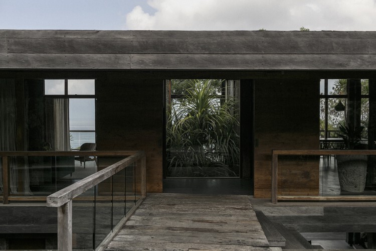 Железный деревянный дом / Earth Lines Architects — изображение 2 из 45