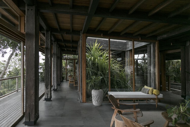 Железный деревянный дом / Earth Lines Architects — фотография интерьера, балка