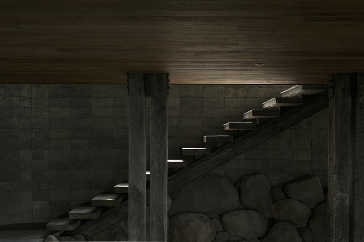 Железный деревянный дом / Earth Lines Architects — изображение 12 из 45