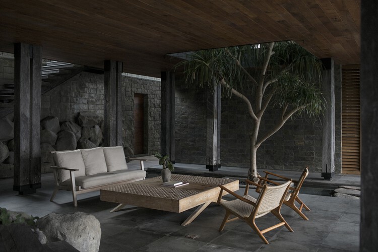 Железный деревянный дом / Earth Lines Architects — фотография интерьера, гостиная, стол, освещение