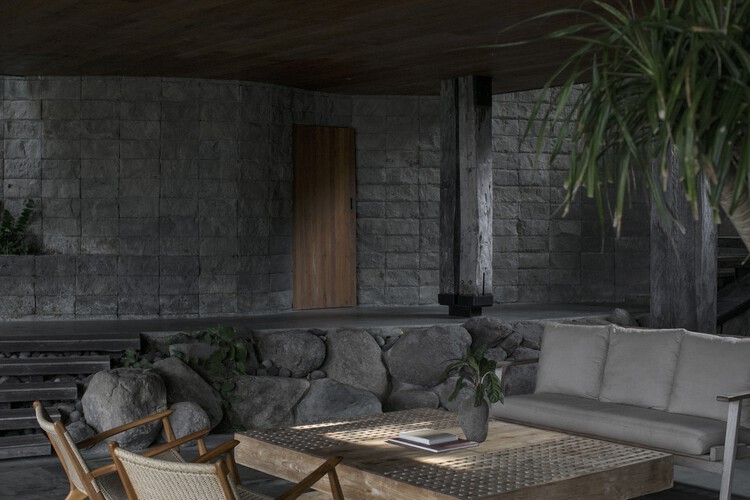 Железный деревянный дом / Earth Lines Architects — фотография интерьера, гостиная, стол