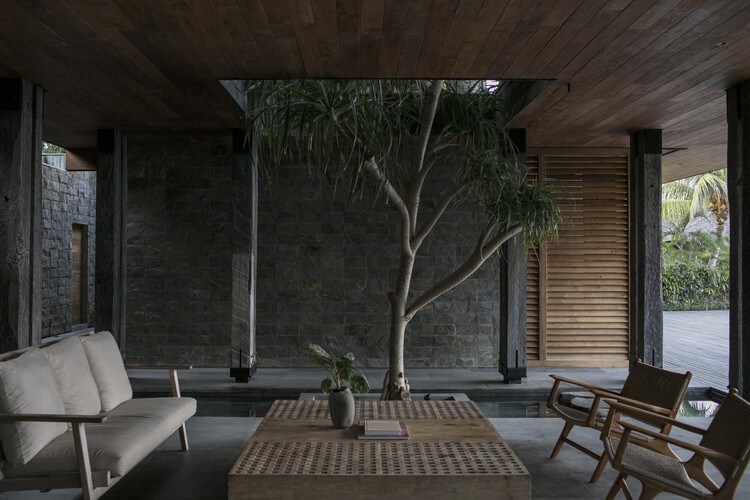 Железный деревянный дом / Earth Lines Architects — фотография интерьера, стол, окна, балка