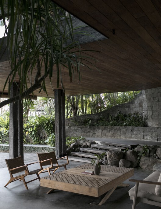 Железный деревянный дом / Earth Lines Architects — фотография экстерьера, стол, стул
