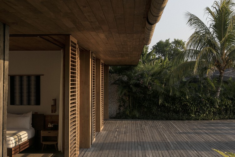 Железный деревянный дом / Earth Lines Architects — Фотография интерьера, окна
