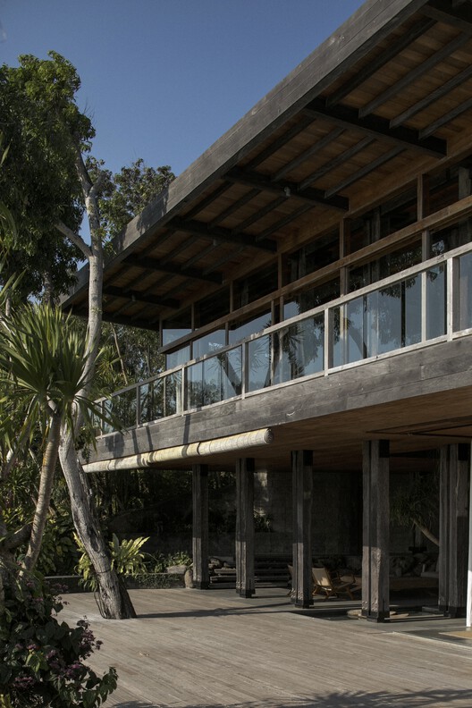 Железный деревянный дом / Earth Lines Architects — изображение 23 из 45