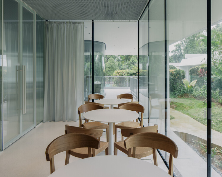 Посольство Швейцарии в Сингапуре / Berrel Kräutler Architekten - Фотография интерьера, Столовая, Стол, Стул