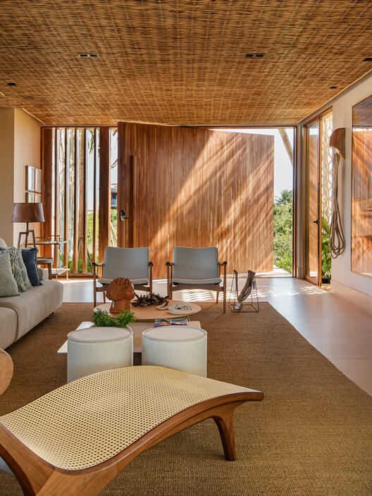 Rendada House / Milcent Arquitetura - Фотография интерьера, гостиная, стол, стул